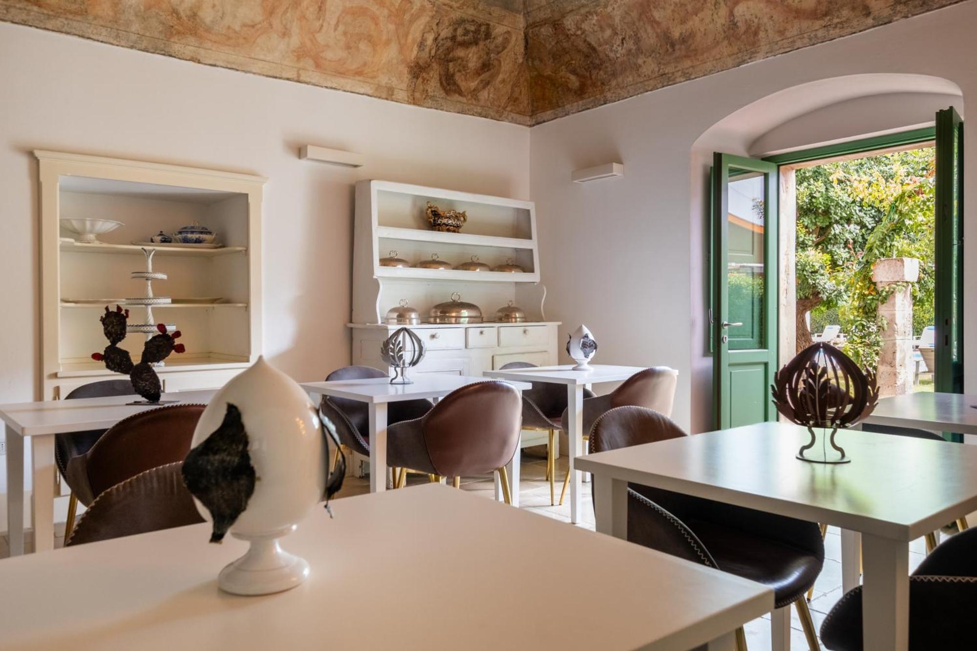 Dimora Del Vescovo Art Boutique Hotel มิแนร์วิโนดิเลชเช ภายนอก รูปภาพ